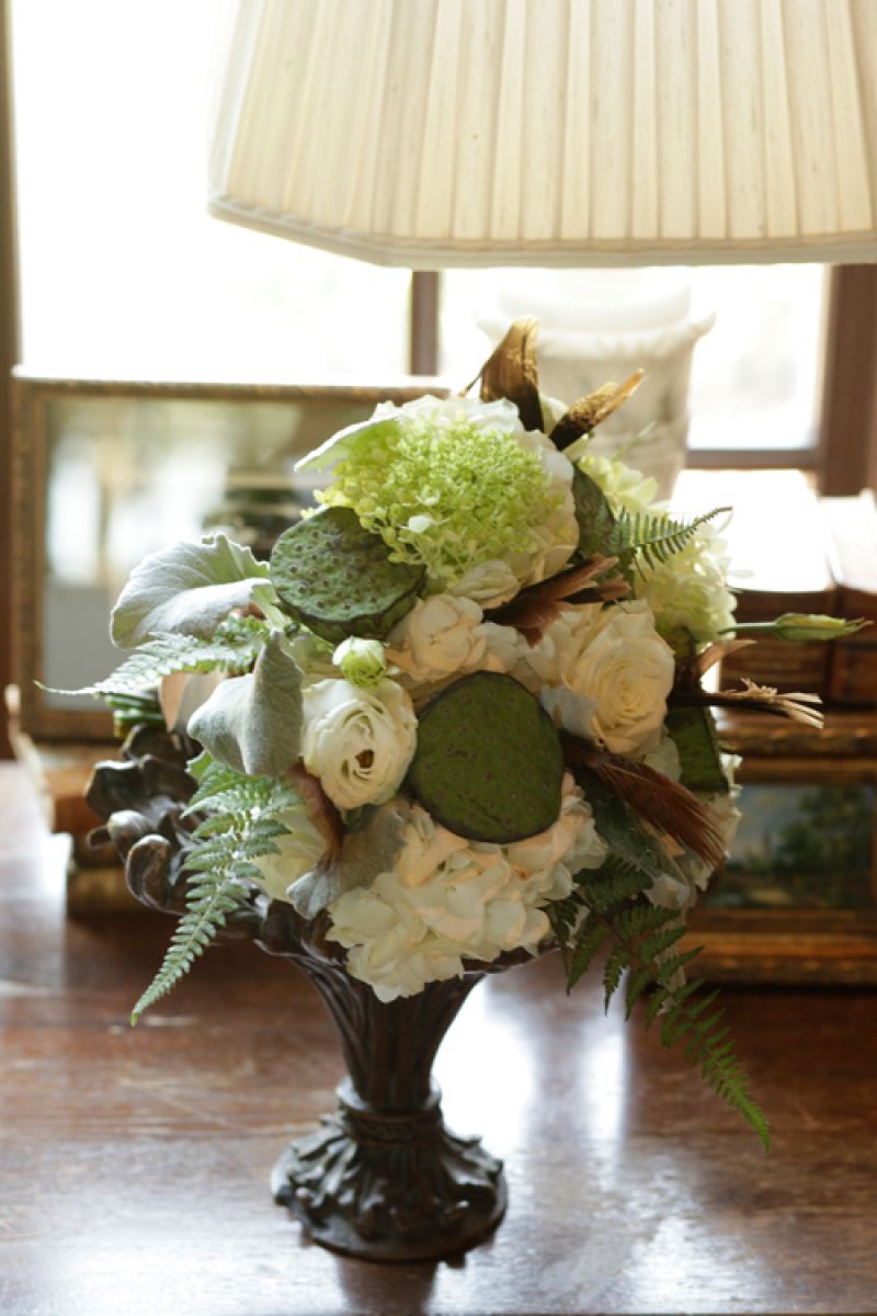 A charming arrangement in the living room at RiverOaks. Florals by Jennigray Hewitt of RiverOaks.