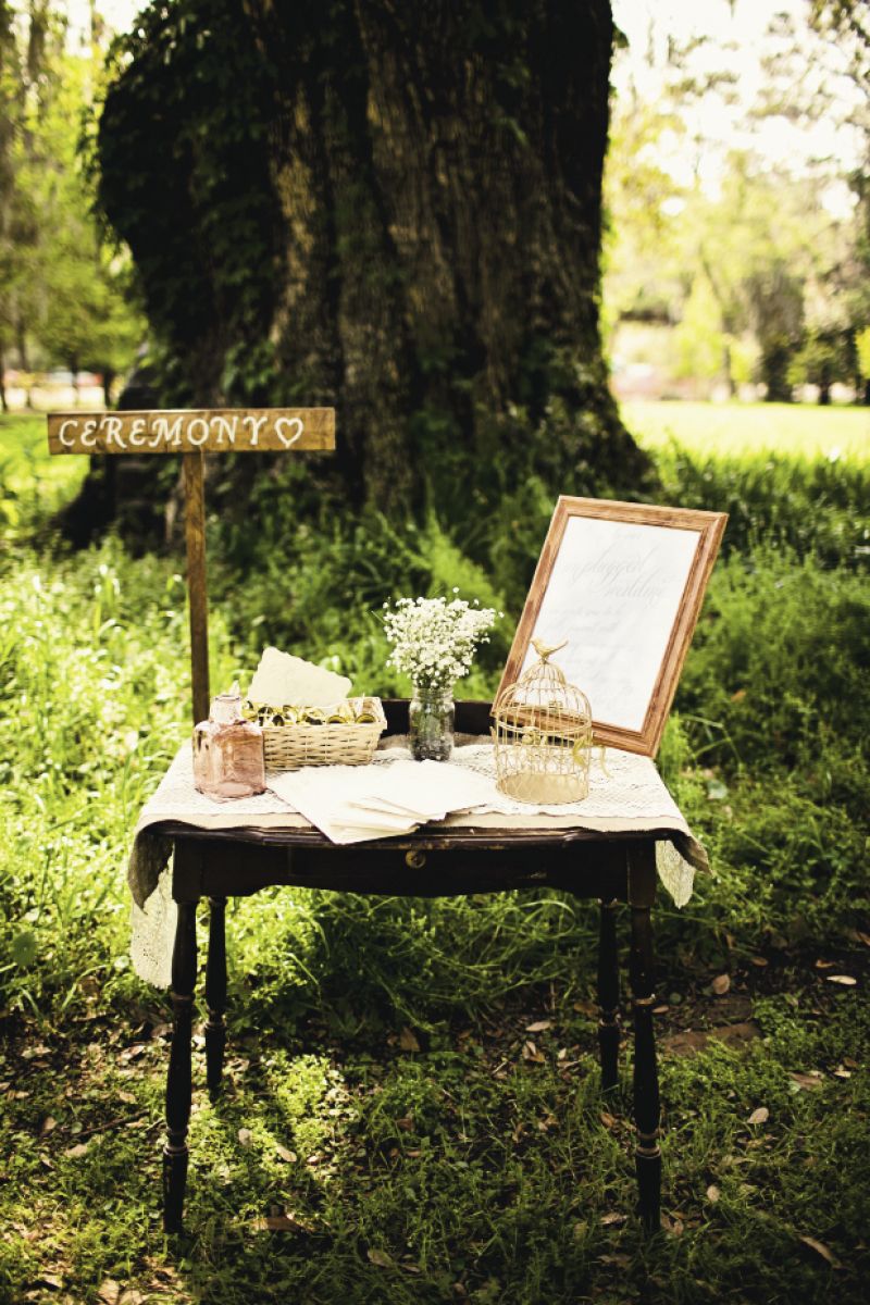 YOU&#039;RE WELCOME: Guests were offered Irish kissing bells and a program when they arrived at the ceremony.