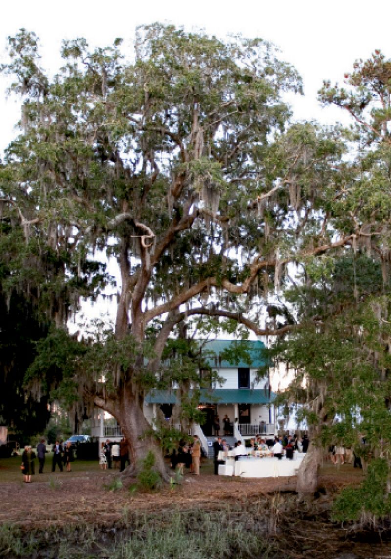The quintessential Lowcountry surroundings of the Hutto family’s River House allowed guests to mingle under a canopy of live oak trees while enjoying a view of the Dawhoo River.