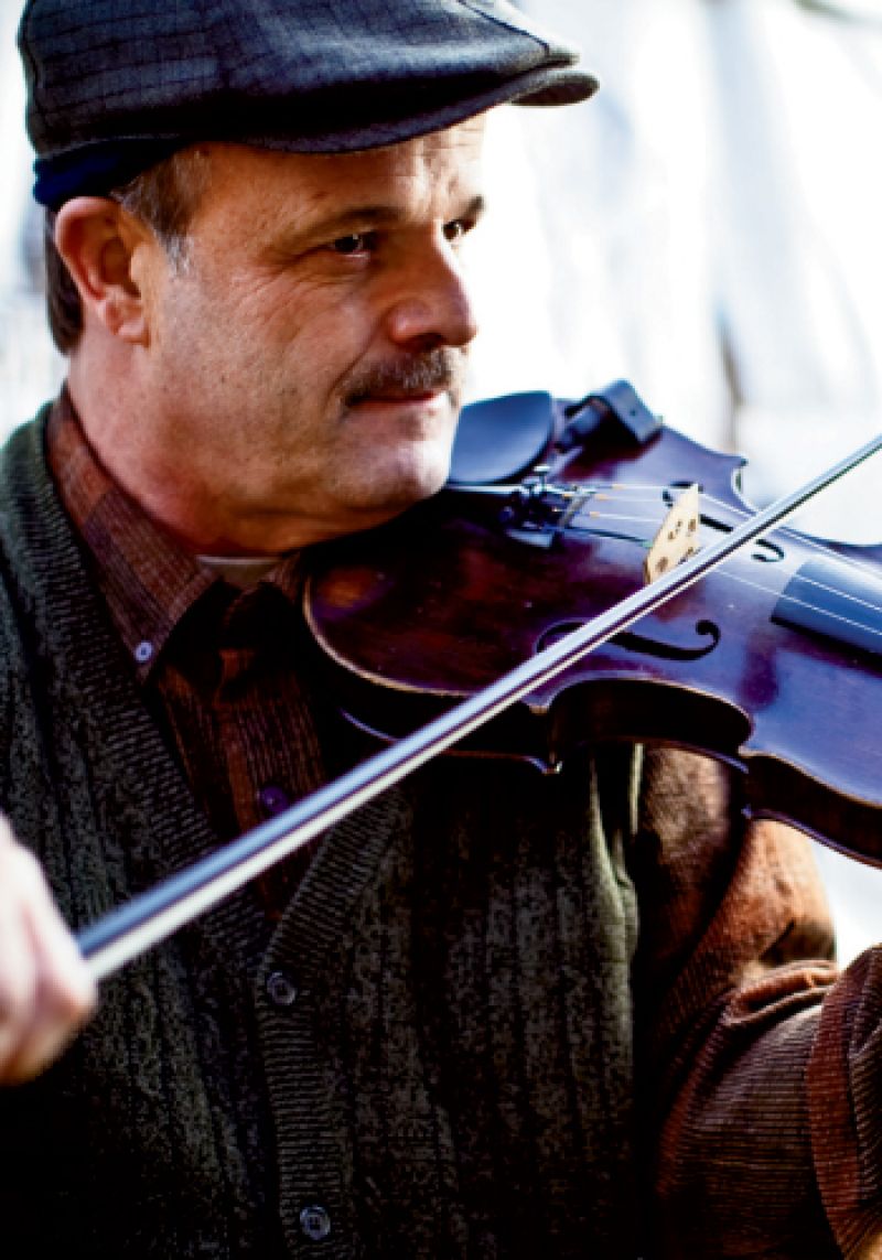 NO STRINGS ATTACHED: Local bluegrass favorites Common Ground played before supper at the stables.