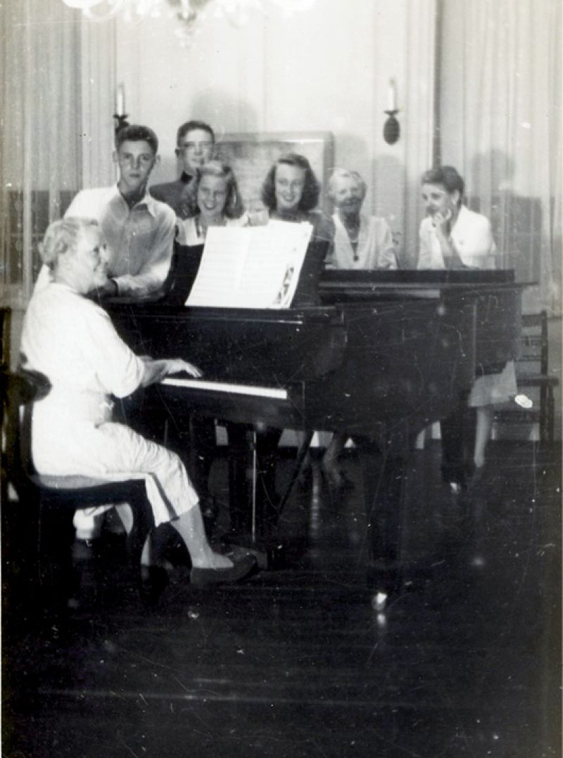 The McInvaill family&#039;s last visit with Alice in January 1958, before she died of a heart attack the following month