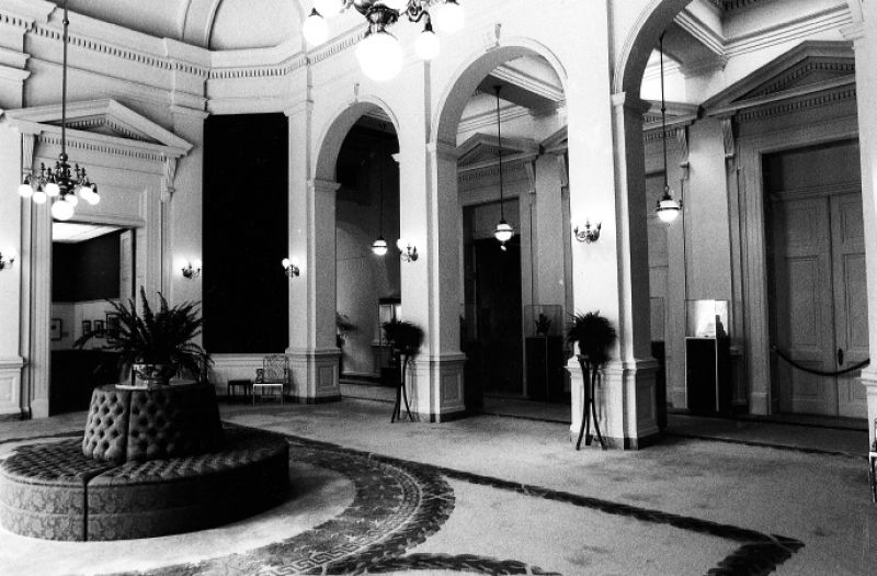 The Rotunda gallery circa 1976 had a carpet with a roundel pattern covering the tessera tile floor.