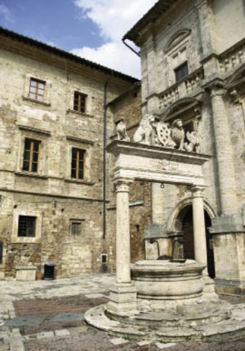 Each day after breakfast, the group heads to a nearby town, such as Montepulciano, Pienza, or Florence, where travelers can expl