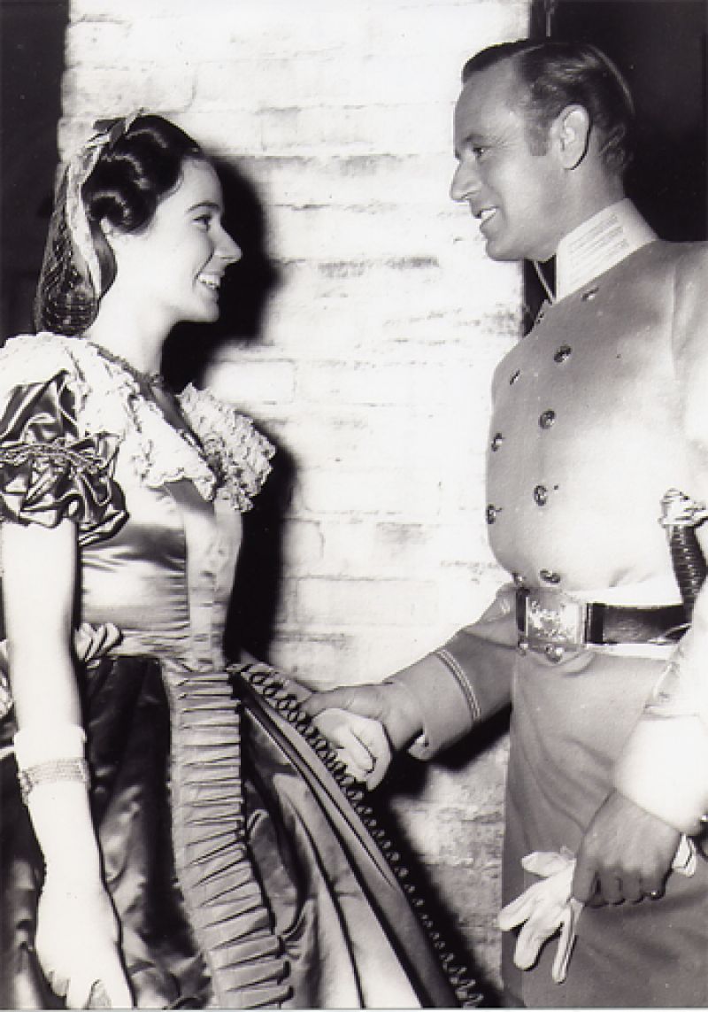 A candid shot of Alicia Rhett and Leslie Howard on the set of Gone With the Wind