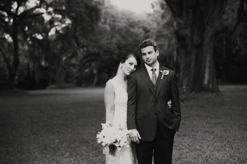 who chose to seat guests deep into the oak-lined avenue for their ceremony in order to create a feeling of intimacy and seclusion.
