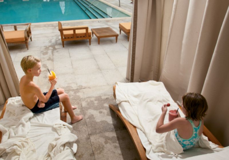 Lee and Lizzie lounged in a private poolside cabana—complete with flat-screen TV—sipping fresh fruit smoothies.